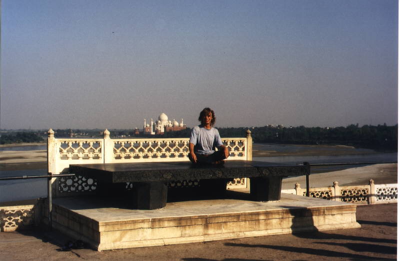 Der richtige Platz für mich - Herrscherplatz im Red Fort mit Aussicht auf das Taj Mahal