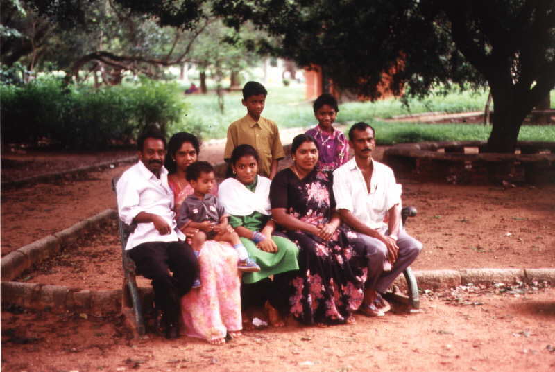Familie während eines Zugstops in Bangalore