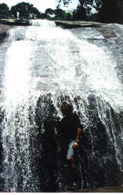 Mein Freund Carsten vor Wasserfall in Tamil Nadu