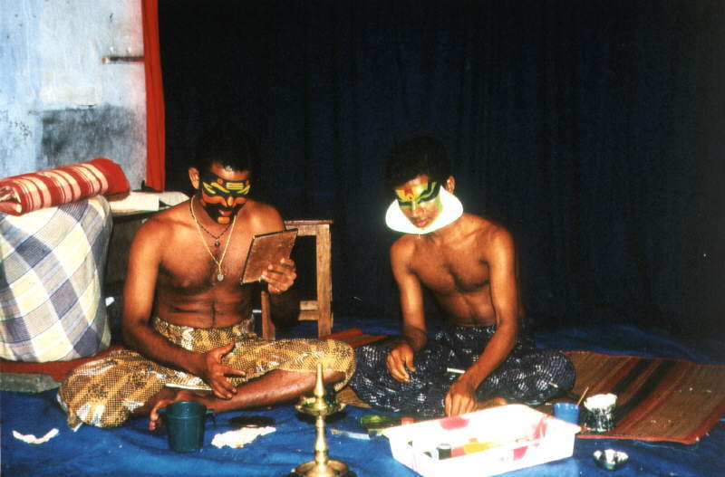 Kathakali-Tänzer beim Schminken mit Naturfarben