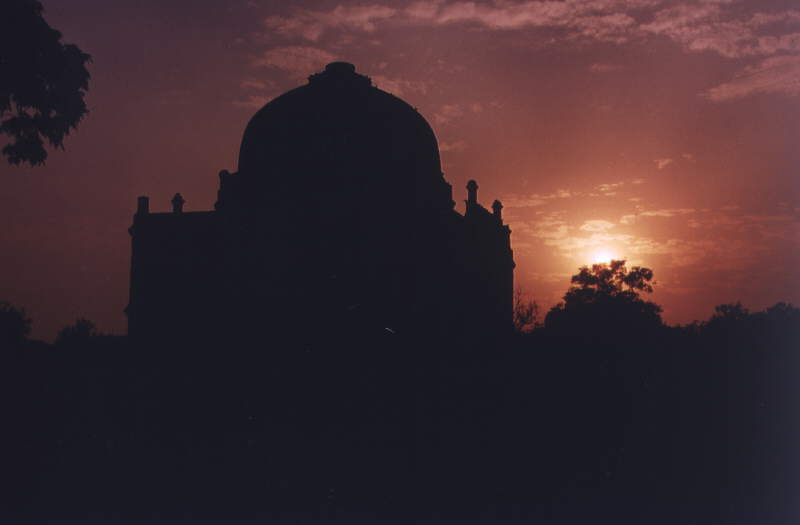 Abendhimmel über Park in Neu Delhi