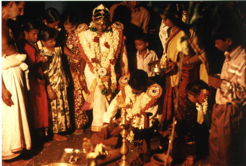Aufsetzen des Eherings bei Hindu-Hochzeit in Pondicherry