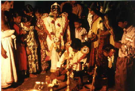 Putting on marriage-ring on the toe at Hindu-marriage in Pondicherry