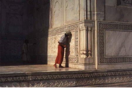 Carsten fullfills his dream and kisses the Taj Mahal
