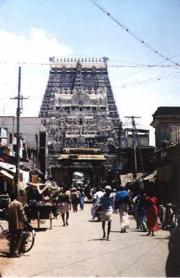 Äußeres Tor eines der größten Hindu-Tempel Indiens in Trichy