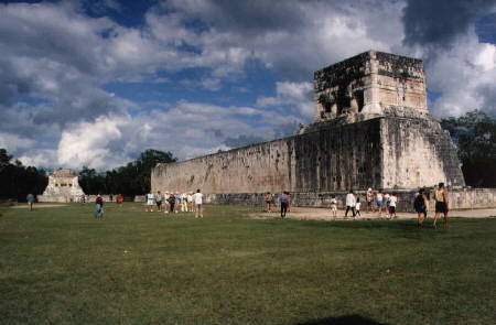 Ballhof der Mayas in Chichen Itza - der 'Korb' ist an der Wand in der Mitte