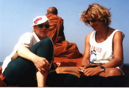 Buddhistischer Mönch, Carsten's Freundin Beate und ich auf dem Weg nach Koh Chang